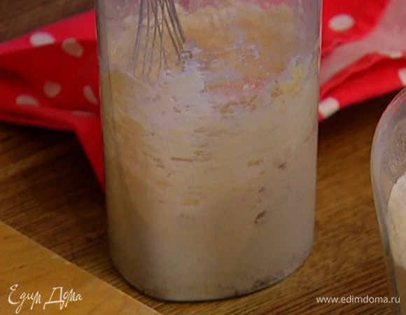 Продолжая взбивать, добавить яйцо, 1 ст. ложку муки, оставшийся разрыхлитель, соль, а затем еще одно яйцо.