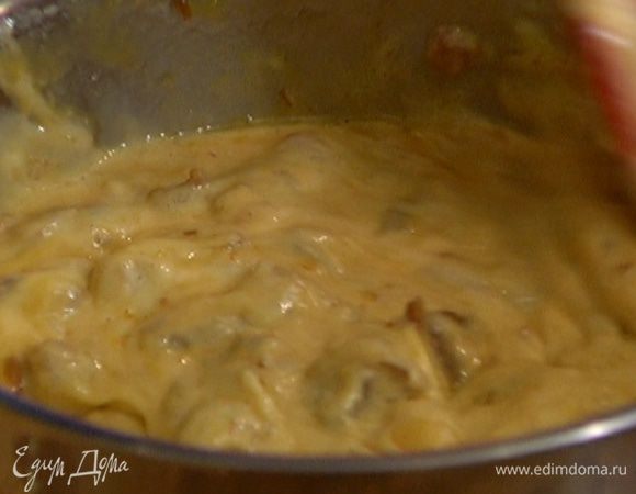 Вымешивая тесто лопаткой, частями добавить оставшуюся муку, а затем финики.