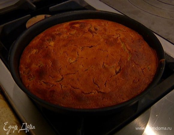 Выложить тесто в небольшую форму и отправить в разогретую духовку на 30–40 минут. Готовый пирог остудить в форме.