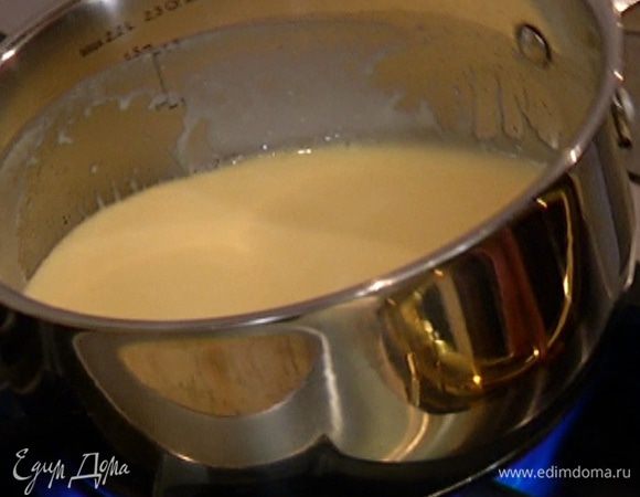 Приготовить соус: в небольшом сотейнике соединить оставшееся сливочное масло и сахар, поставить на огонь; когда сахар полностью растворится, влить сливки и варить 2–3 минуты, пока масса не загустеет.