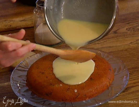 Остывший пирог вынуть из формы и полить карамельным соусом.