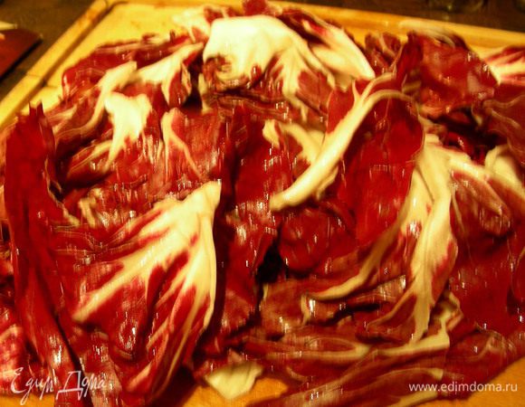 Листья салата моем, сушим, разбираем на отдельные листочки.
