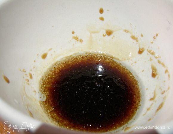 Для заправки смешиваем масло, мед и уксус.
