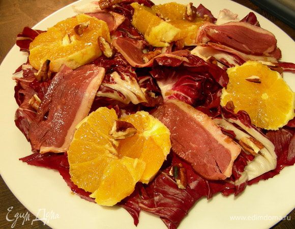 Можно все ингредиенты соединить в салатнице перемешать и заправить или, как я, разложить по тарелкам и сверху полить заправкой. Приятного аппетита)
