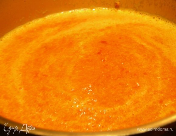 В блендере смешиваем мякоть перцев, бульон, апельсиновый сок.
