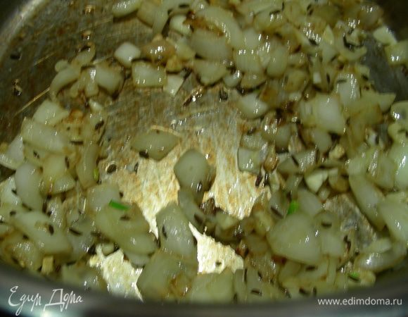 Разогреваем масло в кастрюле, обжариваем на нем лук минут 5, затем добавляем чеснок и тмин, готовим еще минуту.
