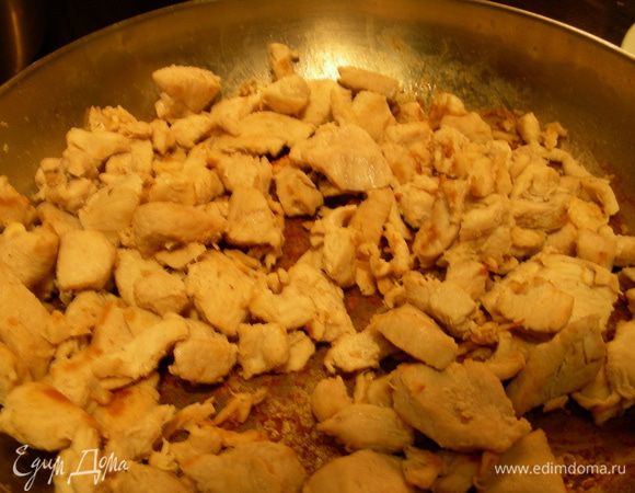 Куриное филе можно приготовить по Вашему вкусу: отварить, запечь, обжарить. Я его обжарила на небольшом количестве оливкового масла.
