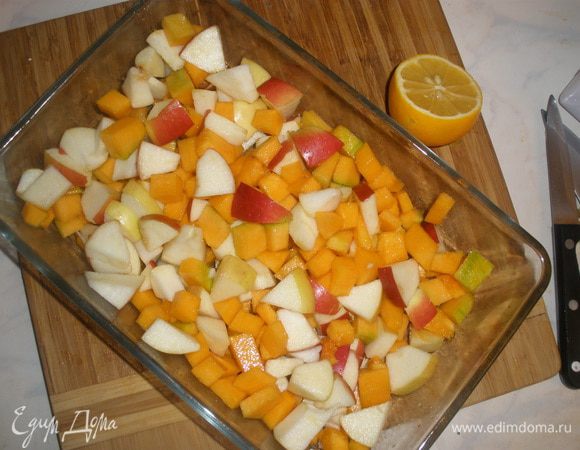 Яблоки и тыкву порезать на маленькие одинаковые кусочки, сложить в форму (у меня 15 на 25 см и высотой 5 см). Полить лимонным соком и присыпать 1 ст лодкой сахара. Если я блоки сладкие сахар лучше не добавлять совсем. Тыква очень сладкая и так.
