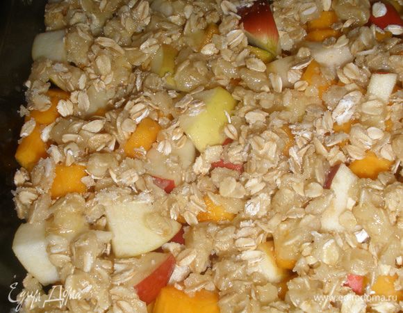 Масло мелко порезать, добавить геркулес, муку, соль, сахар и все изхрубить в крошку. Выложить ее по всей поверхности яблочно-тыквенной смеси. Поставить в духовку, разогретую до 180 градусов на 45 минут, можно и долше, главное чтобы сверху образовалась румяная корочка, а яблоки с тыквой должны кипеть!