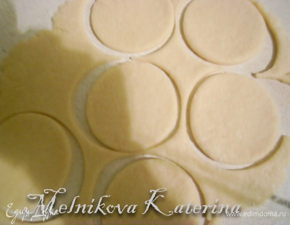 Раскатать тесто толщиной примерно 2-3 мм и вырезать кружки выемкой для печенья