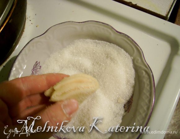 Каждый кружок обвалять в сахаре, сложить вдвое, затем обвалять еще раз и сложить еще раз вдвое (должен получиться треугольник)