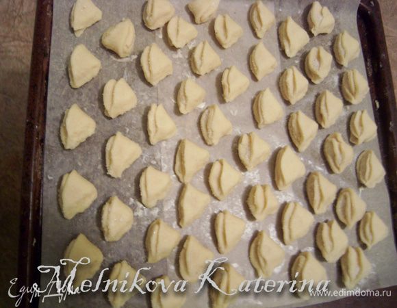 Выстелить противень пекарской бумагой, смазанной сливочным маслом, выложить печенье