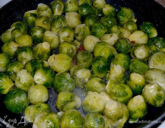 На сковородке поочерёдно обжариваем картошку(кольцами),Брюссельская капуста(целиком),Филе рыбы(у меня минтай)