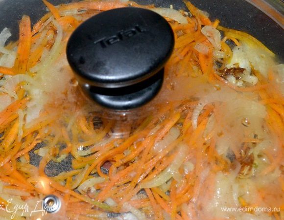 ,лук с морковкой(соломкой),карбонат(режем полосками).У меня пара сковородок,так что с этим заданием я справилась быстро)