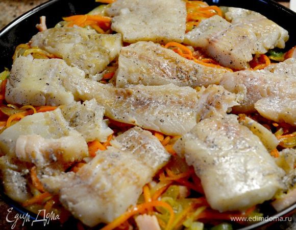 Затем слоями в форму смазанную маслом выкладываем:
первым слоем помидоры черри(режим их на половинки),
2ой слой брюссельская капуста,
3ий слой кусочки карбоната,
4й слой обжаренный лук с морковкой
5й слой рыба