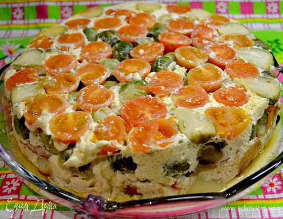 Берём большое блюдо накрываем ей нашу запеканку и резким движением переворачиваем.И так наша запеканка окажется в блюде не теряя своей формы.