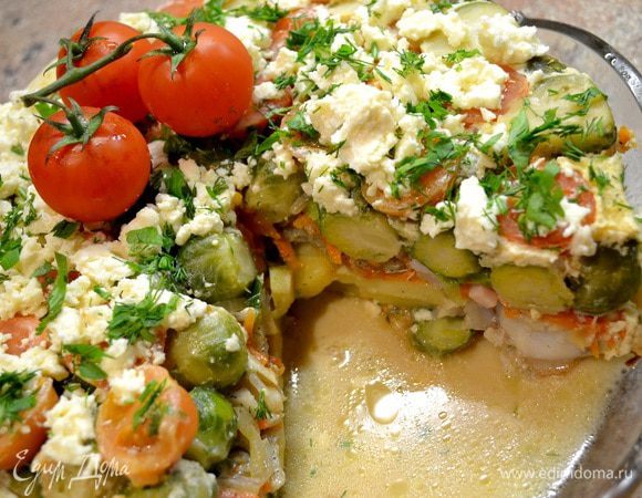 Посыпать сверху сыром,украсить зеленью и помидорчиками.
На всё приготовление ушло 1,5часа(используйте сразу несколько сковородок).А кому лень слегка обжарить продукты,выкладываем слоями в сковородку...заливаем соусом и ставим на газ на средний огонь до готовности.