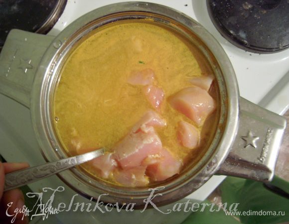 Нарезать куриное филе на небольшие кусочки и положить в кастрюлю. Добавить 0,5 ч.л. куркумы, соль. Залить водой, довести до кипения и кипятить 20 минут. 