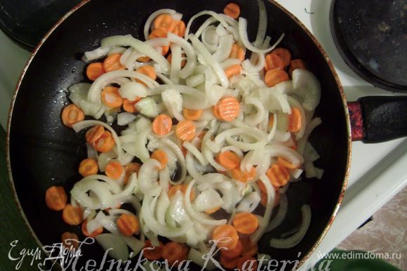 Выложить на сковороду лук, морковь и пассеровать до золотистого цвета, добавить чеснок.