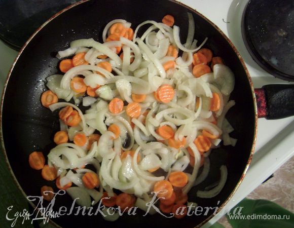 Выложить на сковороду лук, морковь и пассеровать до золотистого цвета, добавить чеснок. 