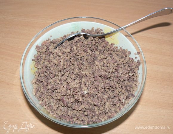 приготовить начинку:
Отварить в подсоленной воде сердце и легкое, охладите и пропустите через мясорубку. Затем обжарьте на части масла и приправьте по вкусу солью и перцем. Мелко порубите весь лук и обжарьте на масле. 