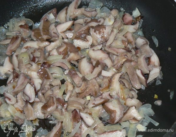 обжарить грибы с луком