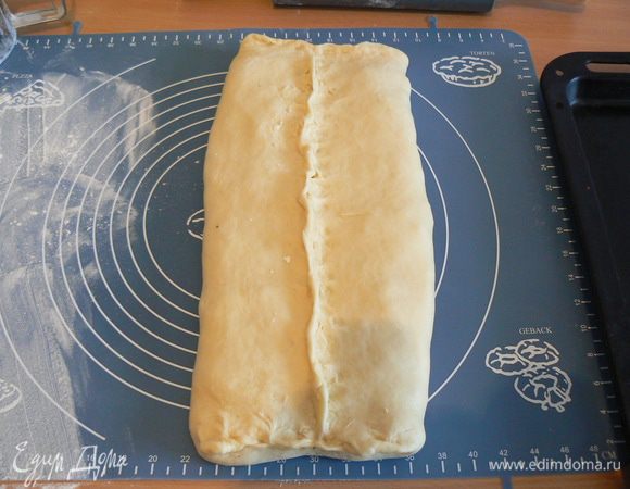 защипните кулебяку.Переложите на смазанный лист вниз швом.Смазать яйцом.Запечь до готовности.