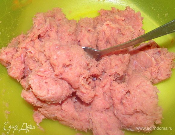 К фаршу добавить молоко( к мясному фаршу вместо яйца лучше добавлять воду, а к рыбному молоко, так котлетки получаются более нежные) столько сколько возьмёт фарш, только не переборщите, перемешайте, добавьте соль перец.