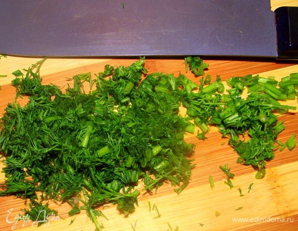 Зелень измельчить.