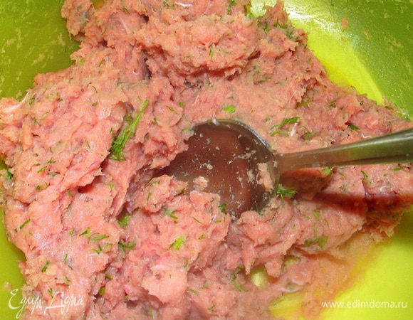 Добавить к фаршу, перемешать.