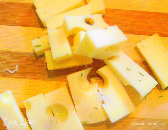 Сыр порезать.