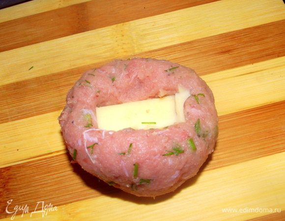 Скрутить шарик, положить по середине кусочек сыра, ещё раз скрутить шарик.