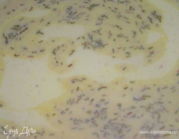 Готовим соус:масло разогреть в сотейнике, добавить непрерывно помешивая муку и обжаривать её 1 минуту. Потихоньку вливать тёплое молоко. Постояно помешивать при этом. Добавить специи. Снять с огня.