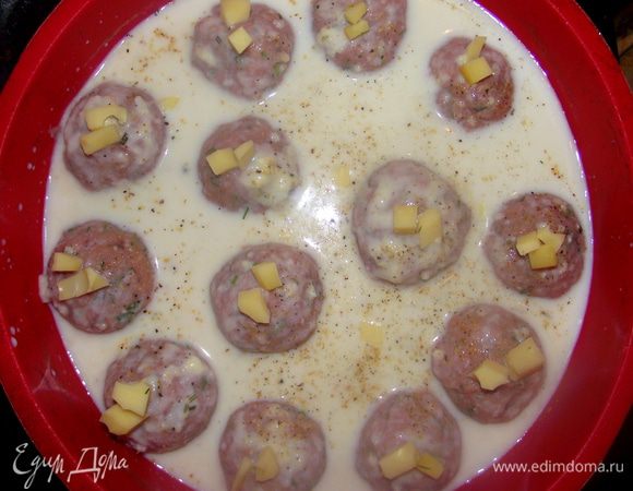 Поместить котлетки в форму для запекания, залить соусом. Выпекать при 180°С, 25 минут.