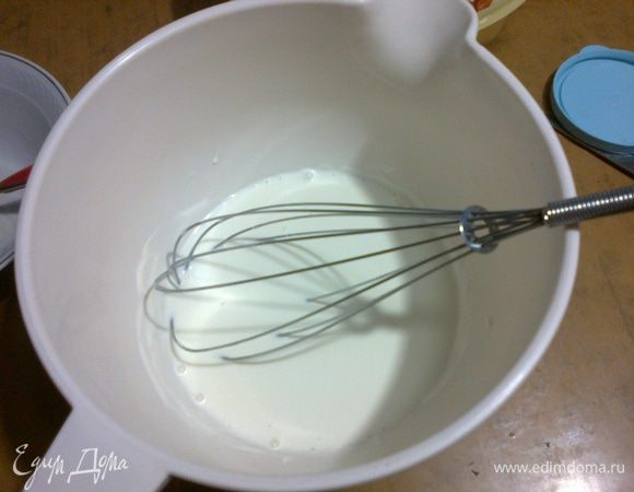 Сметану взбить, добавить специи. Разделить на 2 части.