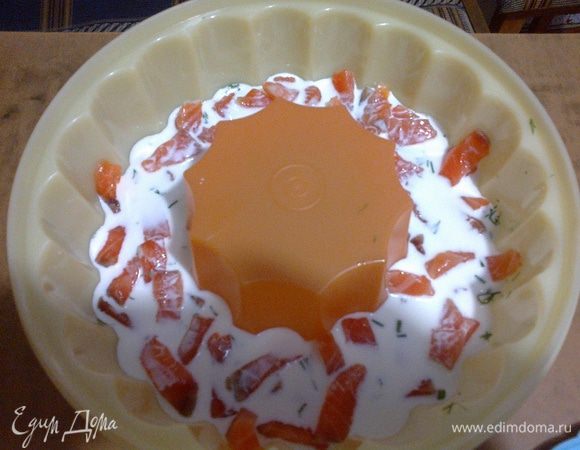 В 1-ю часть влить 10г. желатина, распущенного в небольшом количестве воды. Залить рыбу и убрать в холодильник до застывания.