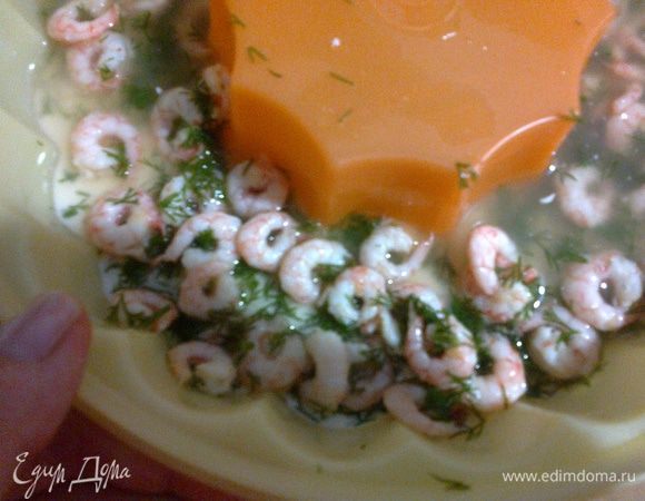 Разложить креветки на 1-й слой, посыпать укропом, залить прозрачным бульоном. Дать застыть.