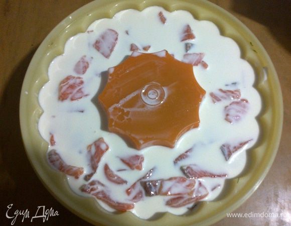 Нарезать оставшуюся рыбу и всыпать во 2-ю часть сметаны. Влить 10г растопленного желатина. Вылить на 2-й застывший слой.