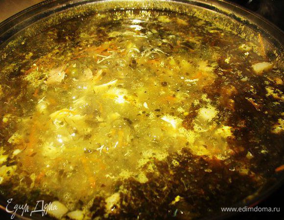 Сварите бульон из мяса свинины, затем положите в него промытое крошево , добавьте картошку, лук, специи, зелень. Если готовите не в русской печи, то советую укутать и поставить на 3–4 часа в тепло.