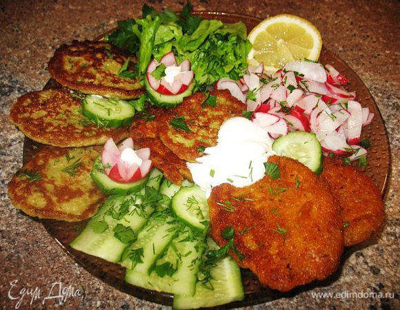 КАРТОФЕЛЬНЫЕ ДРАНИКИ:
Продукты:
картофель - 6 шт, мука - 2 столовых ложки,1 яйцо,лук репчатый - 1 шт, растительное масло, соль, перец,укроп,петрушку.
Картофель вымыть, очистить, еще раз промыть и натереть на мелкой терке. Лук очистить и также натереть на мелкой терке...всё смешать и ложкой выкладывать на сковородку.
Всё!!!