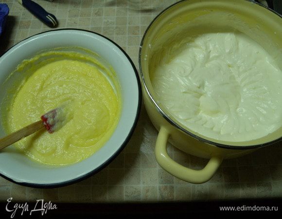 Крем баваруа. http://www.edimdoma.ru/recipes/34208 от Танюха-ха. : Желтки взбить с сахаром, влить в горячее молоко, перемешать, поставить на водяную баню. Варить до загустения, помешивая. Желатин залить горячей водой. Когда растворится, добавить в крем. Охладить. Сливки взбить с сахарной пудрой и добавить в остывшую смесь, перемешать.