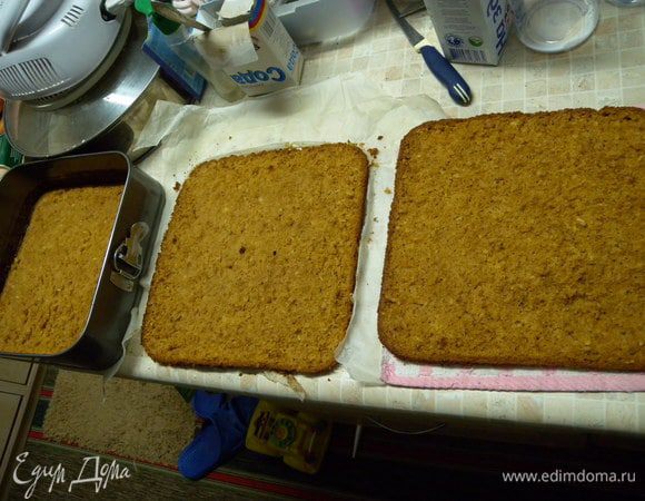 Бисквит делала в квадратной форме 25Х25 см. Разрезаем его на 3 части. 