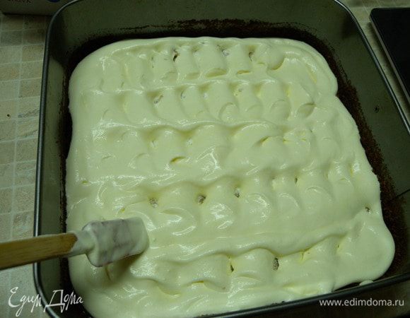 Крем делам на 2 части. Коржи пропитываем сиропом. Формируем торт в форме. 