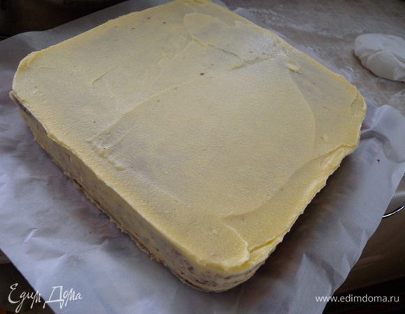 Крем "Шарлот". Его я делала под мастику. Хотелось попробовать чего-то нового под нее. Раньше масло взбивала  с сахарной пудрой или со сгущенным молоком. А тут в интернете подсмотрела на другом сайте как девушка использует такой крем. Итак. Молоко смешиваем с сахаром и ванильным сахаром, прогреваем до полного растворения сахара. В глубокой миске взбиваем желтки со щепоткой соли до гладкости, тонкой струйкой вливаем горячее молоко, размешивая смесь венчиком. Переливаем яично-молочную смесь в кастрюльку, где грелось молоко, и варим крем на среднем огне, постоянно его помешивая венчиком. Эта процедура занимает 4-5 минут после закипания. Крем должен получиться консистенции густого киселя. Протираем крем через мелкое сито, переливаем его в чашку и, накрыв пищевой плёнкой, дадим крему остыть до комнатной температуры.Мягкое масло взбиваем в пышную пену в глубокой чаше и по ложке начинаем добавлять яичную основу, взбивая каждый раз до однородности.  За крем спасибо Светлане Горбуненко. Застывший торт покрываем кремом "Шарлот". 