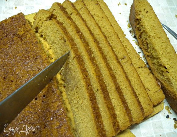 Бисквит. Тот же на кипятке (без какао), только вместо кипятка эспрессо с кардамоном. Делала так же в квадратной форме 25Х25 см. Выпекаем. Остужаем. Режем  на полоски по 2 см толщиной. 