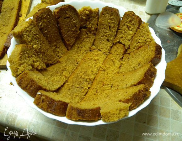 Выкладываем в глубокой миске. Несколько полосок оставляем на верх. Пропитываем кофе с кленовым сиропом. Оставшиеся кусочки режем на кубики. 