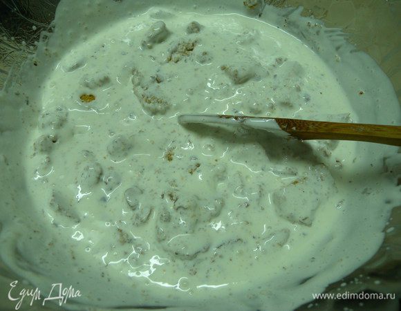 Делаем сметанный крем. Жирная сметана+сахар. Взбить. Перемешать аккуратно с бисквитными кубиками  и орехами (+цукатами). Выложить в подготовленную оболочку.  Прижать. 