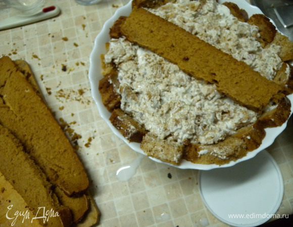 Накрыть полосками бисквита. 