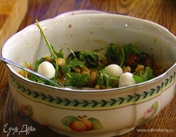 Полить салат заправкой и перемешать. Сверху выложить шарики моцареллы.
 
