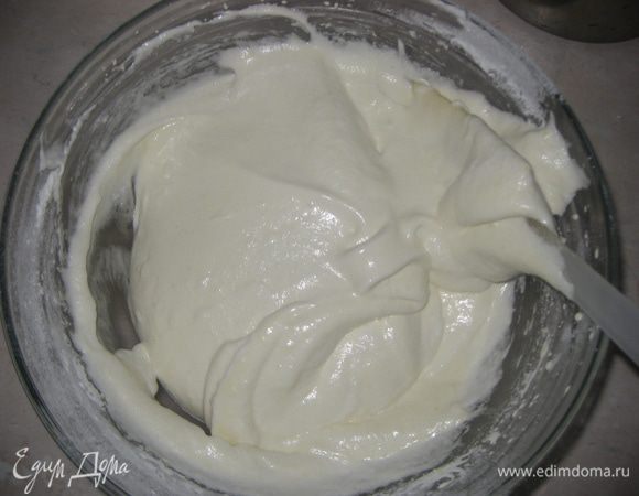 Готовим тесто:
отделяем желтки от белков, желтки взбиваем с половиной сахара добела, белки взбиваем в пену, добавляем вторую половину сахара и взбиваем до крутых пик. Осторожно перемешиваем желтковую и белковую массу, добавляем муку, крахмал и разрыхлитель, перемешиваем.
